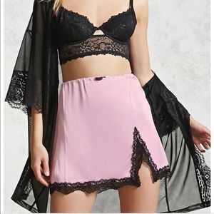 Scalloped Lace Mini Skirt- Forever 21. (NWT)
